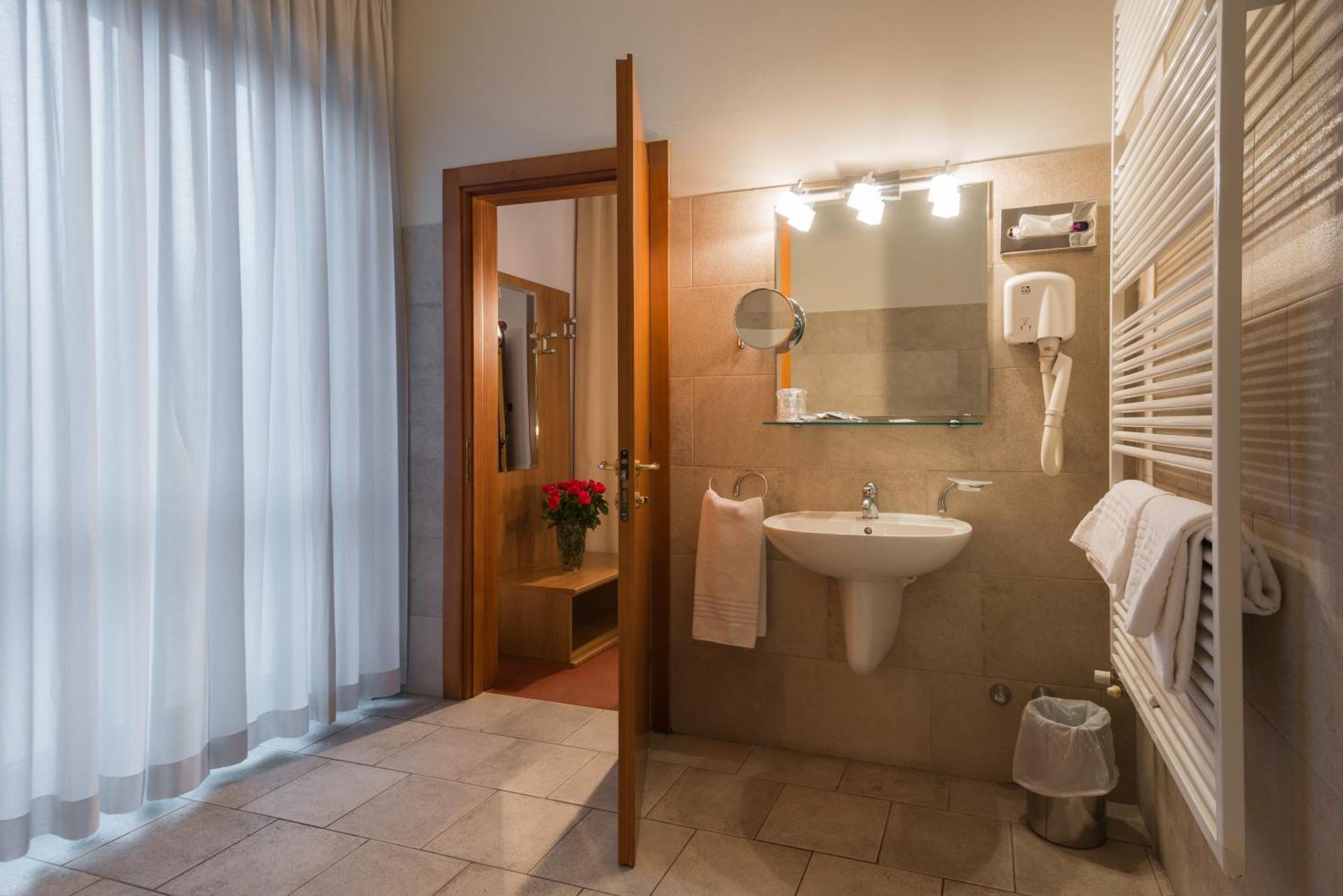 Hotel Lux Alessandria Exterior photo