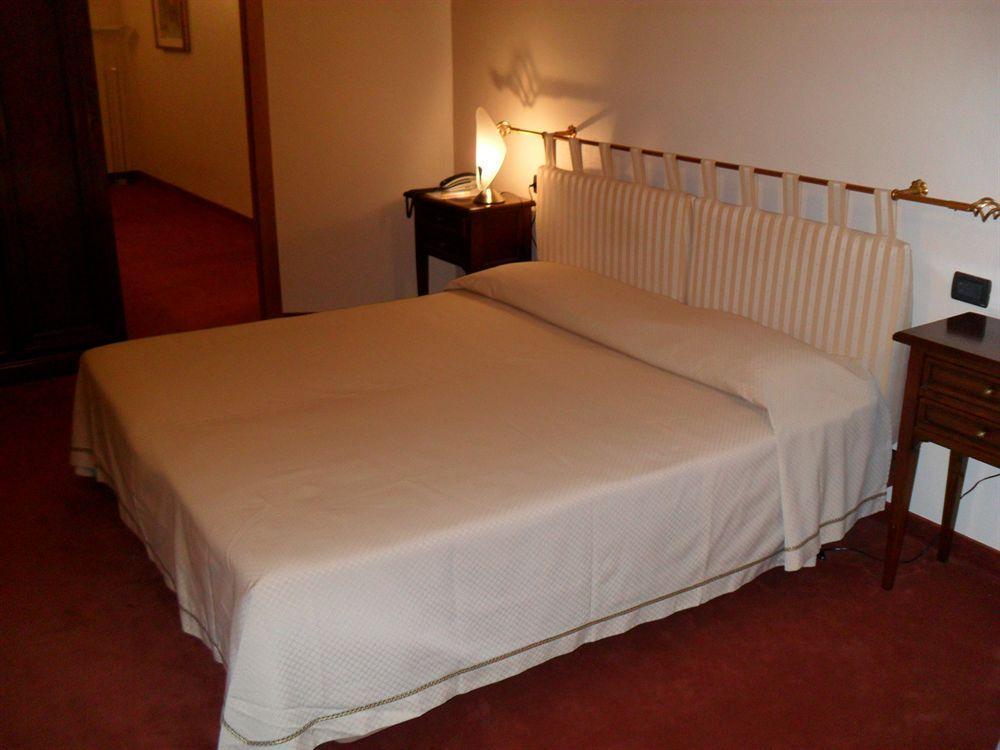 Hotel Lux Alessandria Exterior photo