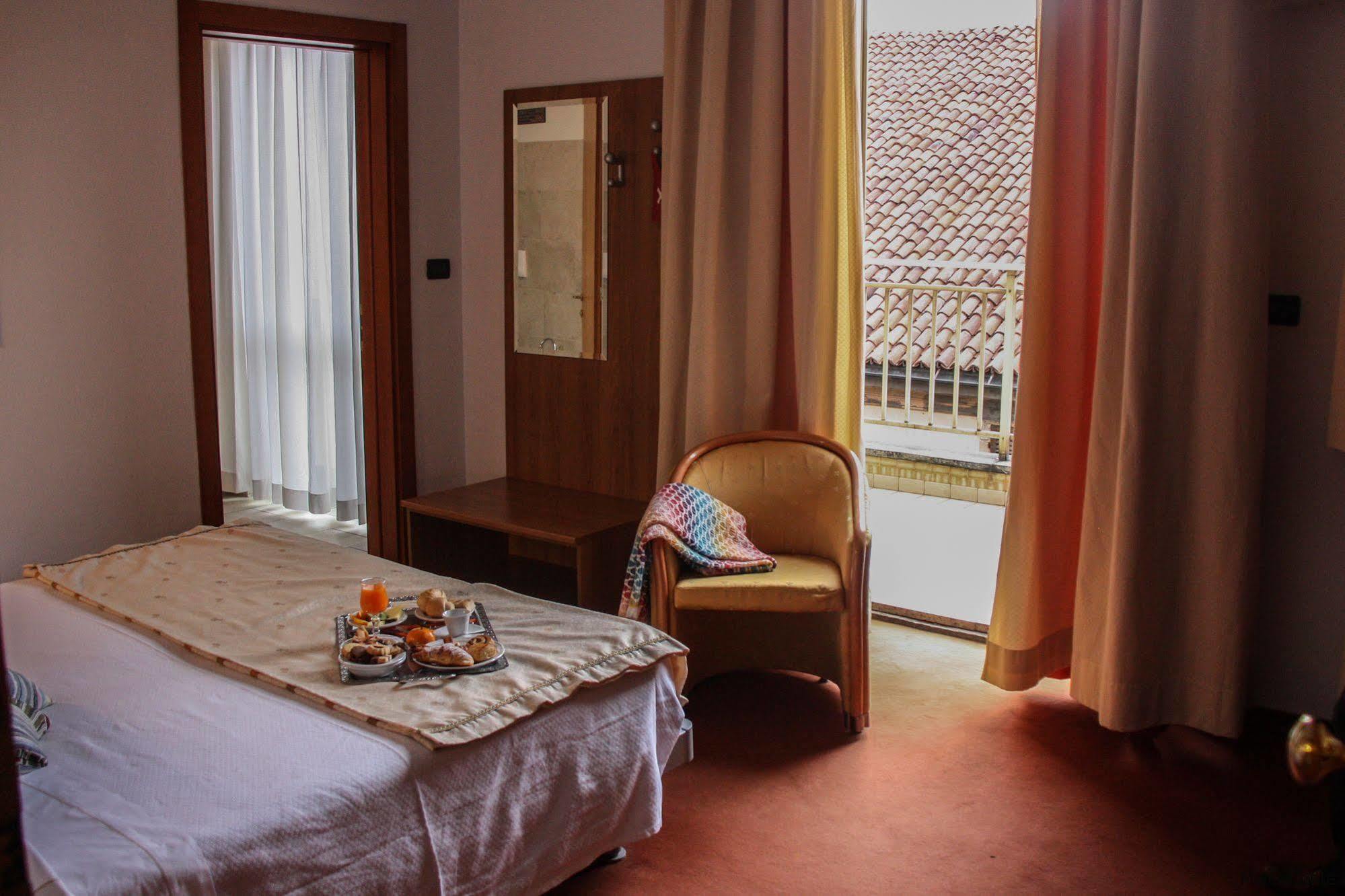 Hotel Lux Alessandria Exterior photo