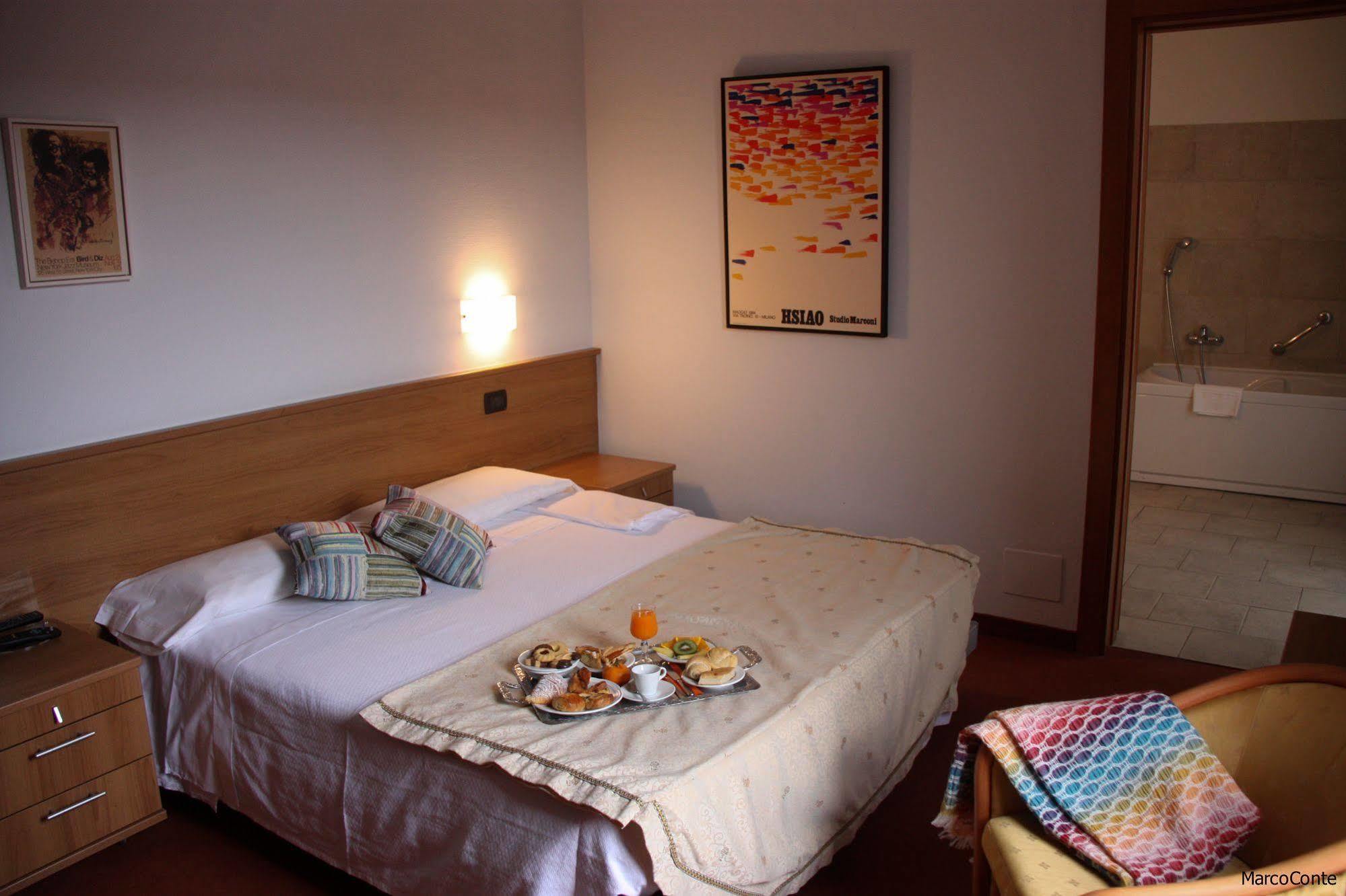 Hotel Lux Alessandria Exterior photo